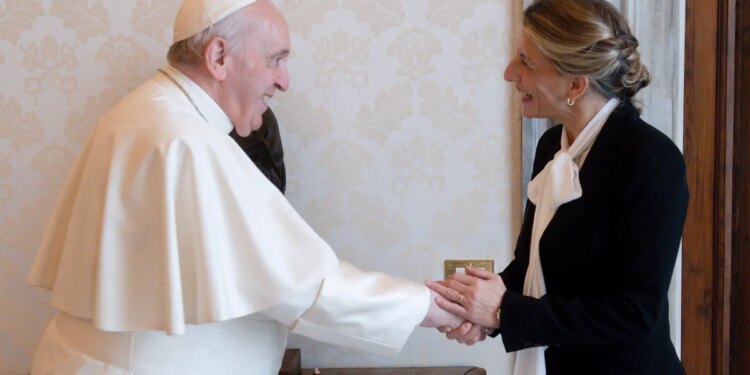 Papa Francisco.- Vox quiere que Yolanda Díaz explique al Congreso por qué usó el Falcon para ver al Papa en el Vaticano