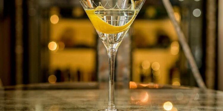 Por muchas quedadas y muchas reuniones que hayamos hecho por Zoom, ni una copa ni una charla saben igual tras la pantalla. Así, tras una entrega de premios virtual en 2020, la ceremonia de The World’s Best Bars volvió a ser presencial en el Roundhouse de Londres, donde se dieron cita algunos de los mejores mixólogos del mundo. Jugaba en casa Connaught Bar, que se corona por segundo año consecutivo como el mejor del mundo en una edición que deja por primera vez un local español entre los 3 primeros.