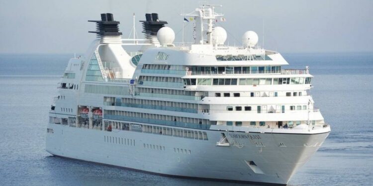 Por brote de COVID-19, prohíben desembarque de crucero en Puerto Vallarta
