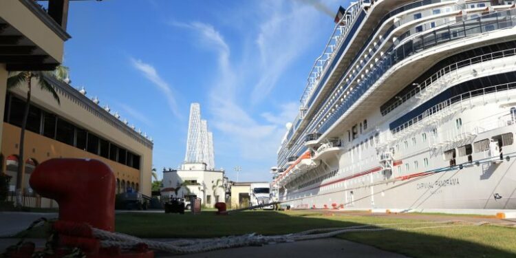 Por brote de Covid 19 frenan desembarque de crucero en Puerto Vallarta