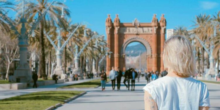 Cuando parecía que se acercaba la recuperación del sector turístico, la nueva oleada de contagios en Europa y la aparición de la variante ómicron han truncado las buenas previsiones.