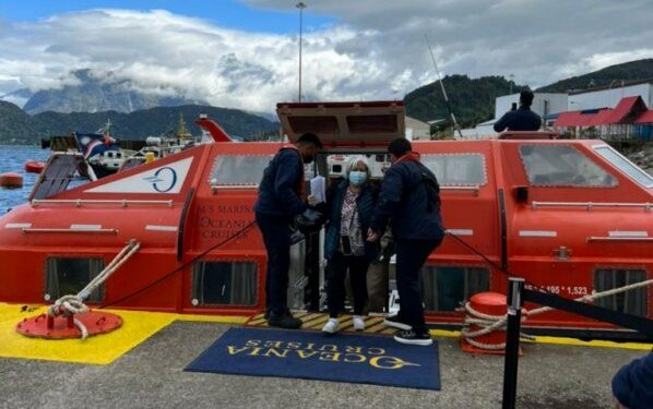 personas bajan de crucero en puerto Chacabuco
