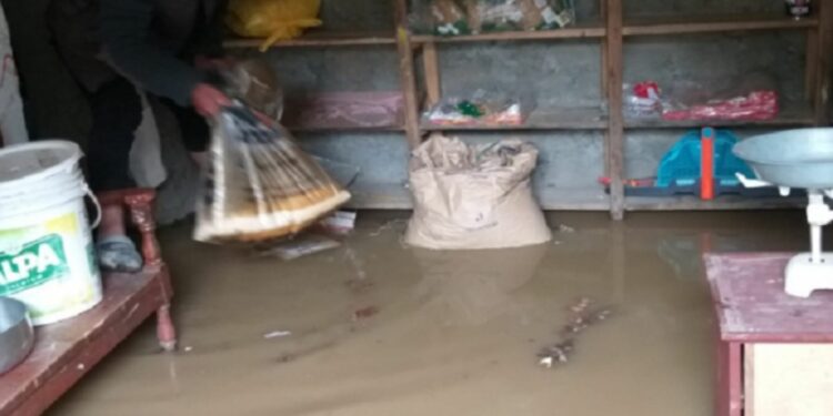 La vía que comunica al distrito de crucero con las comunidades de Callacachi – Ananza y Quisipampa se encuentra interrumpida por acumulación de agua. ANDINA/Difusión