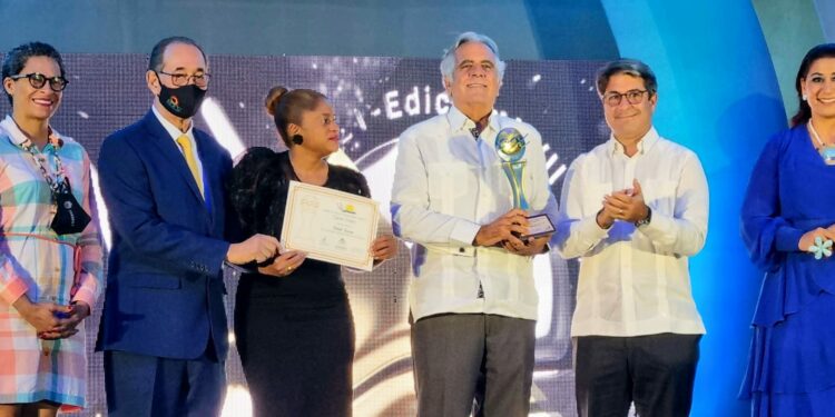 Rafael Caballero recibe el premio a arecoa.com por su información turística | Noticias de Marketing, Noticias de turismo