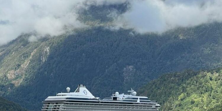 Recalada de "Marina" abre la temporada de cruceros en Puerto Chacabuco