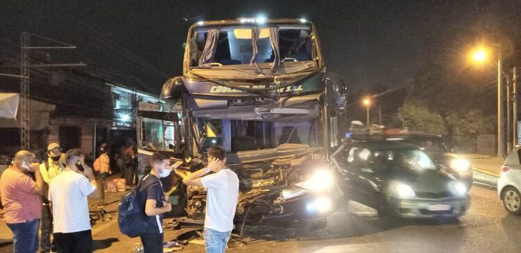 Reportan grave accidente de buses en ruta PY02 - Nacionales