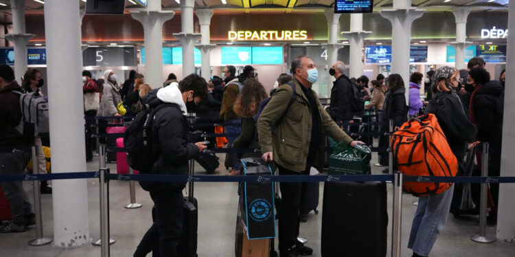 Restricciones a viajes por Ómicron afectan festejos de Navidad