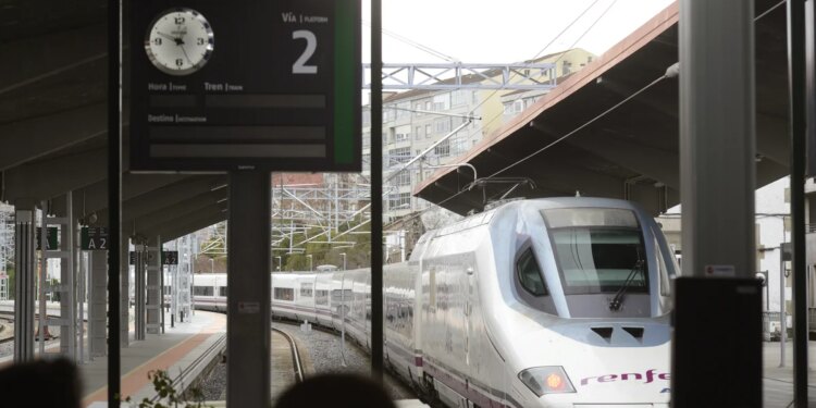 Rey Felipe.- El AVE Ourense-Madrid estrena su primer viaje comercial, 359 plazas de "ilusión" por la reducción de tiempo