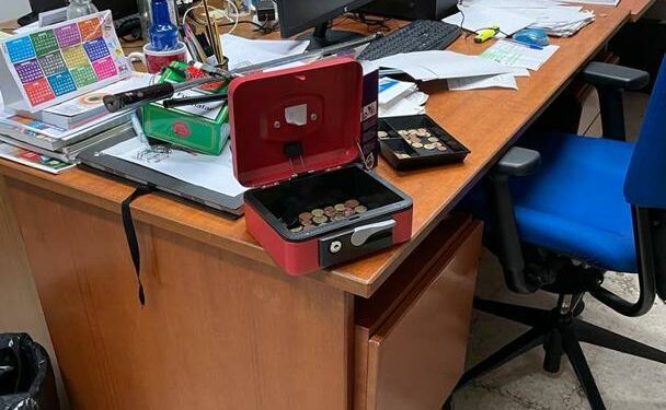 Los ladrones forzaron la caja fuerte y entraron en la sala de profesores. /Ondarroa BHI