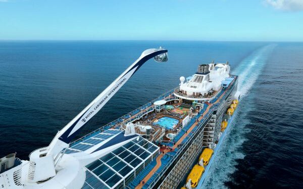 Royal Caribbean detiene reservas de cruceros con salidas hasta mediados de enero