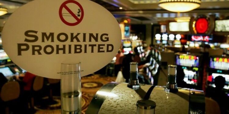 Royal Caribbean prohíbe fumar en los casinos de sus cruceros