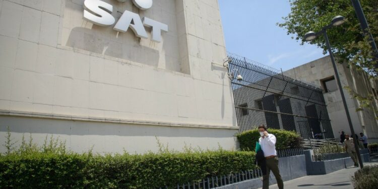 SAT presenta más de 2 mil denuncias ante la FGR por corrupción