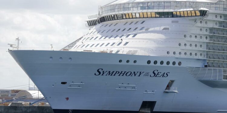 Salud deniega entrada del crucero Symphony of the Seas al muelle de San Juan