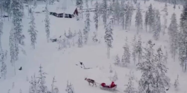 Santa Claus alista viaje anual de Navidad por todo el mundo