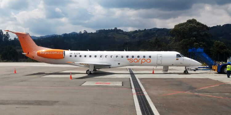 Embraer 145 de Sarpa (HK-5329), operando el primer vuelo comercial de la aerolínea.