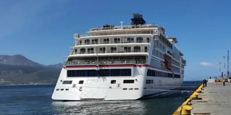 Se complicó en Ushuaia el amarre del crucero "Hanseatic Nature"