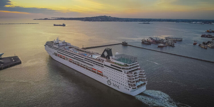 Se desembarcó a 31 personas del crucero que llegó a Montevideo con un caso positivo de Covid-19