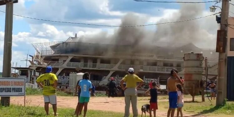 Se incendia el Crucero Paraguay - Nacionales