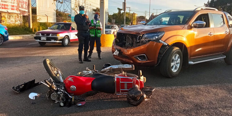 Se pasa un alto y se estampa contra camioneta en el crucero del Aeropuerto
