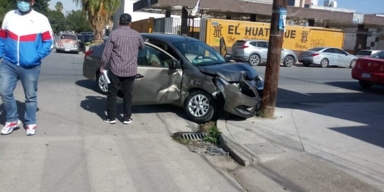 A las 11:40 de la mañana ocurrió el percance vial en el citado crucero, donde llegaron elementos de Tránsito y Vialidad para controlar el tráfico y evitar otro accidente. (EL SIGLO DE TORREÓN)