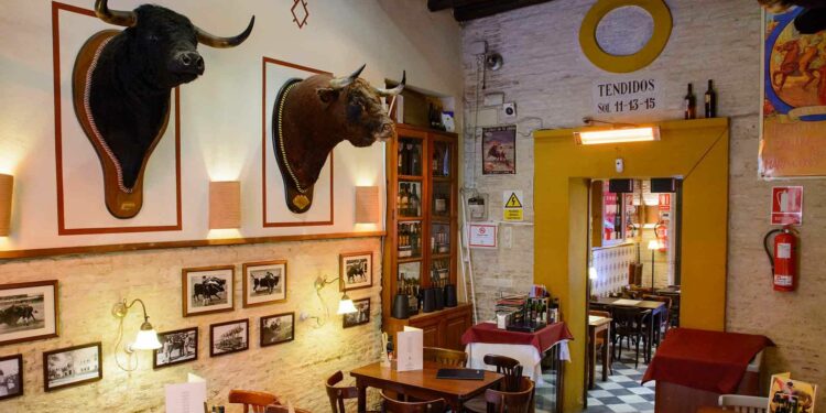 Ambiente taurino para el #desayuno en el #Belmonte de #Sevilla |  Decoraciones del bar, Taurina, Sevilla