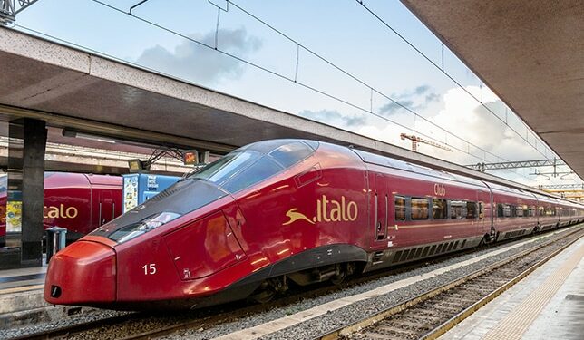 Aunque ha ralentizado algunos proyectos, ni siquiera la pandemia ha logrado frenar la pujanza del tren. Y aunque aún habrá que esperar para disfrutar de propuestas como la de la operadora francesa Midnight Trains, que unirá en 2024 París con un total de 12 destinos europeos en lujosos trenes nocturnos, este mismo 2022 podremos estrenar algunos trayectos que incluyen trenes de alta velocidad entre Génova y Nápoles a nocturnos entre París y Viena o Ámsterdam y Zúrich.