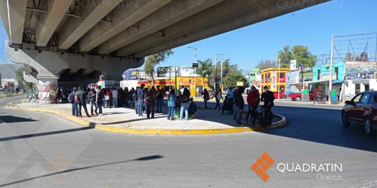 Sindicalizados mantienen presencia en cruceros en espera de su aguinaldo
