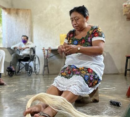 La artesana María Dominga Cen, preparando la fibra de henequén para trabajarla en el telar de cintura.