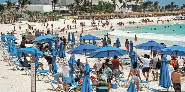 Surgimiento de Ómicron no ha afectado el flujo de turistas al Caribe Mexicano