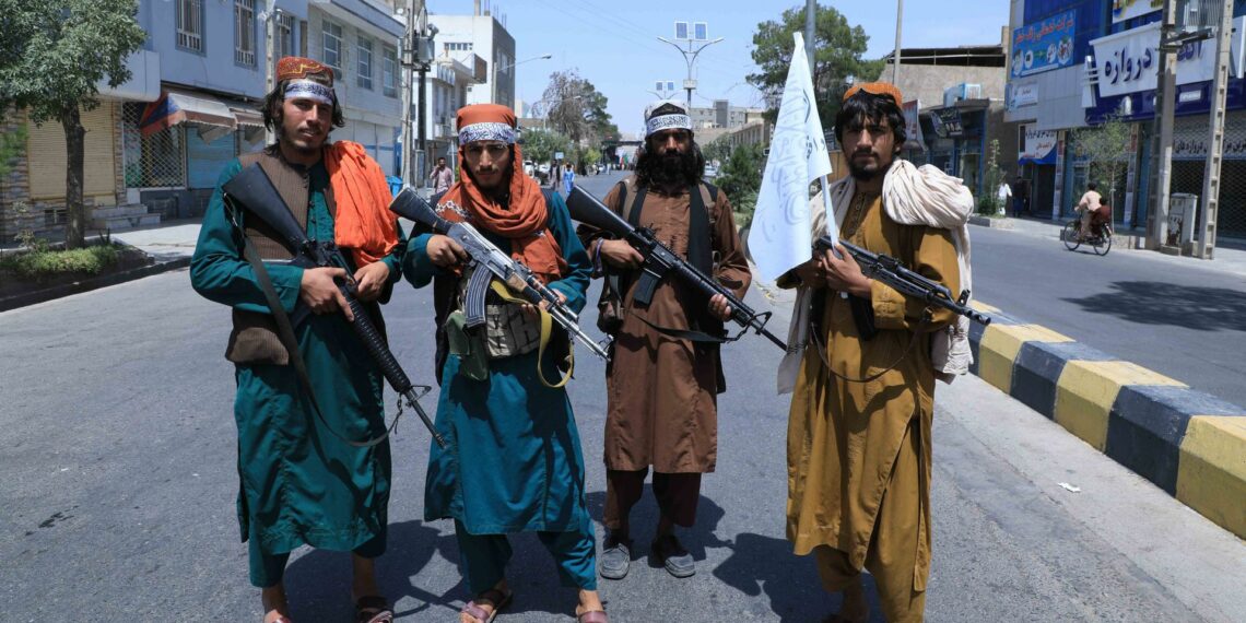Talibanes prohben a las mujeres hacer viajes largos sin estar acompaadas por un hombre, recomiendan el uso de barba y disuelven ministerios