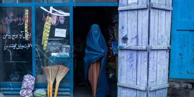 Talibanes prohíben a las mujeres afganas realizar viajes largos por tierra sin un acompañante masculino