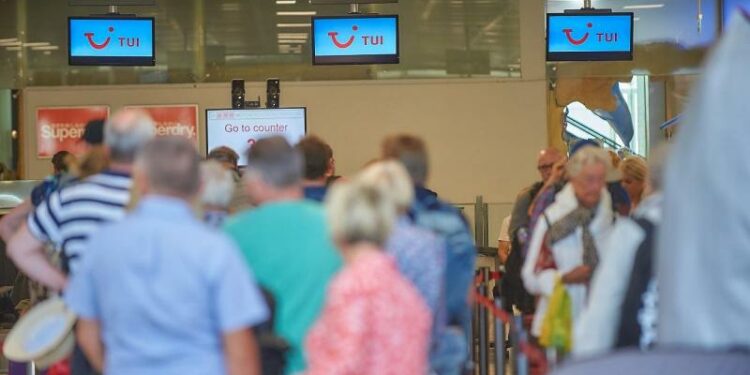Pasajeros esperan facturar en un aeropuerto de Canarias  con certificado covid. / Europa Press