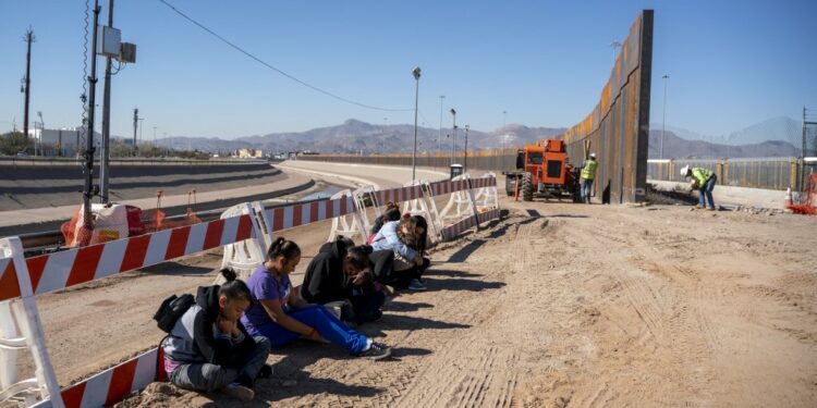 Texas levanta su propio muro en la frontera con México