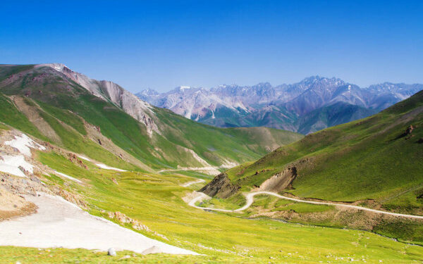 Camino Lago Song Kul Kirguistán Montañas Tian Shan Asia Central: fotografía  de stock © kefirm #390741846 | Depositphotos