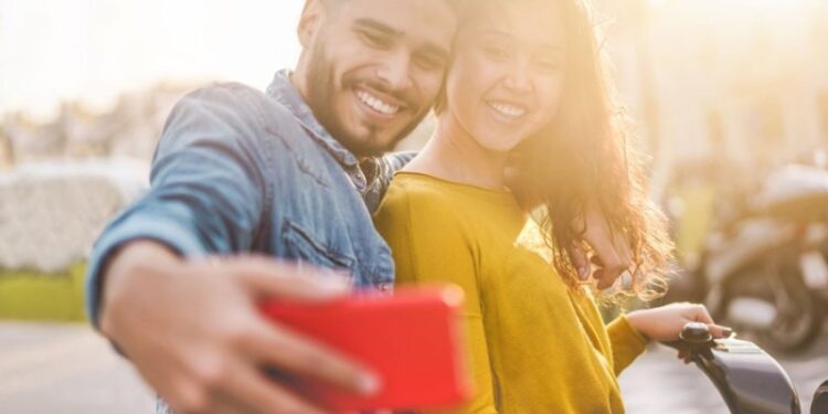 Una pareja joven se hace un selfie