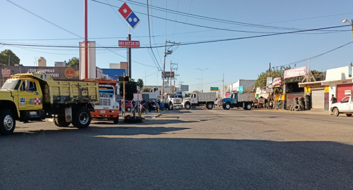 Transportistas bloquean cruceros en Xoxo, piden trasparecía en elecciones
