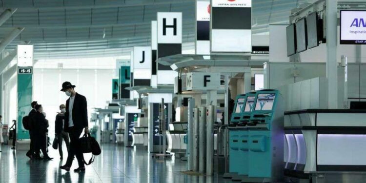 Tras críticas, Japón elimina restricciones de viajes
