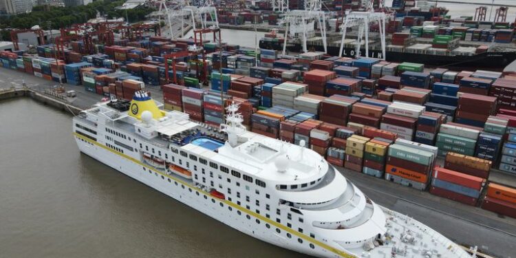 Tras la polémica por el positivo de Covid se levantó el aislamiento en el crucero Hamburg
