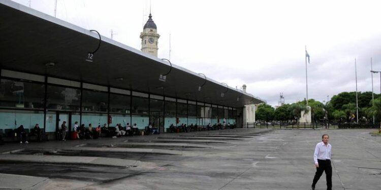 Tres choferes que tenían que llevar a chicos a un viaje de egresados dieron positivo de cocaína
