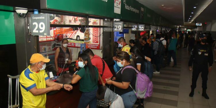 Turistas adelantan viajes por fin de año; solo de la terminal terrestre de Guayaquil saldrán unos 3.000 buses en este feriado | Comunidad | Guayaquil
