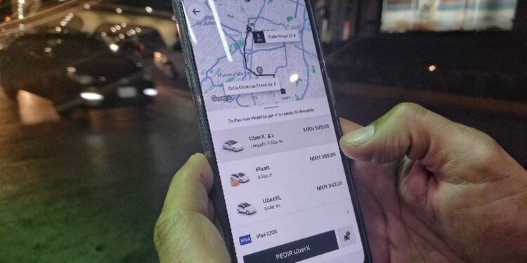 Uber explica drástica alza en tarifas de viaje