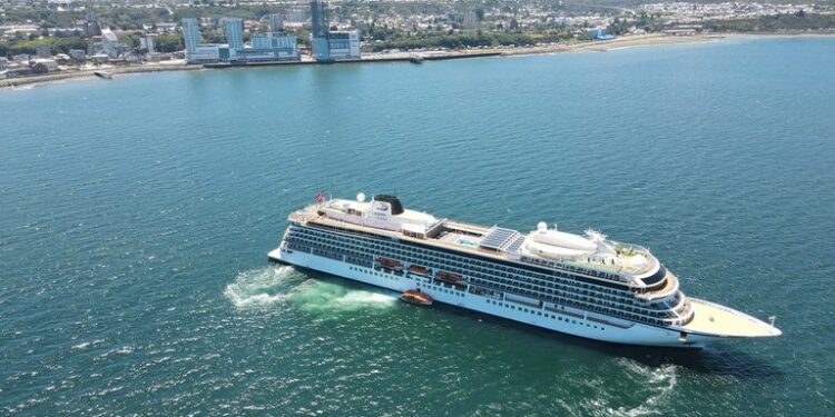 La embarcación, bautizada como “Viking Jupiter”, proviene desde Chile y se dirige hacia el puerto de Buenos Aires.