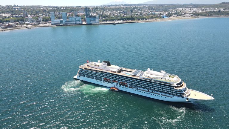 La embarcación, bautizada como “Viking Jupiter”, proviene desde Chile y se dirige hacia el puerto de Buenos Aires.