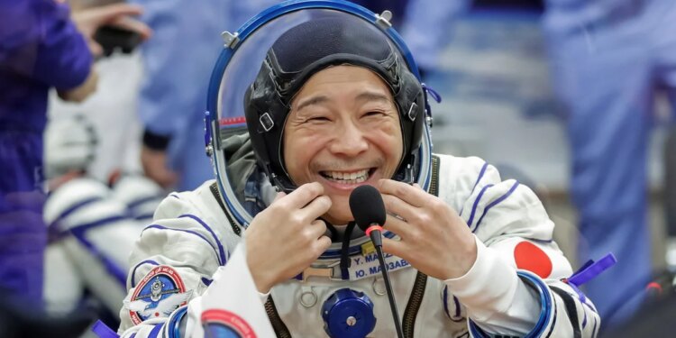 Un magnate japonés viajó a la Estación Espacial Internacional y repartió miles de dólares desde el espacio