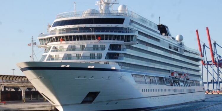 Uruguay: aislaron a más de 400 pasajeros de un crucero por un argentino positivo de Covid-19