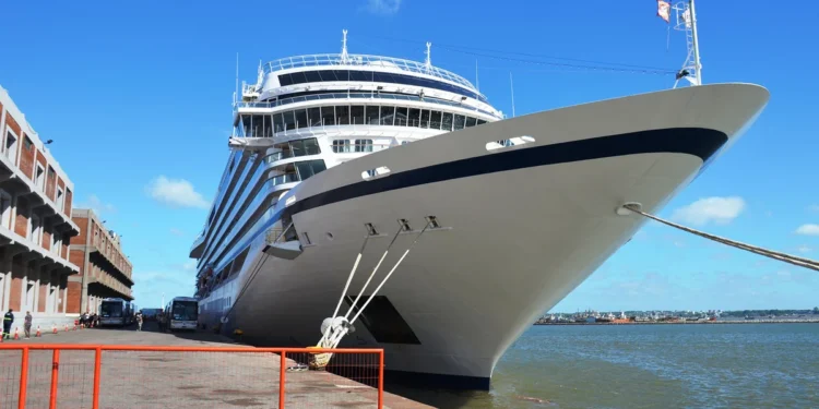 Uruguay: aislaron a más de 400 pasajeros de un crucero por un turista que subió en Buenos Aires y dio positivo de COVID-19