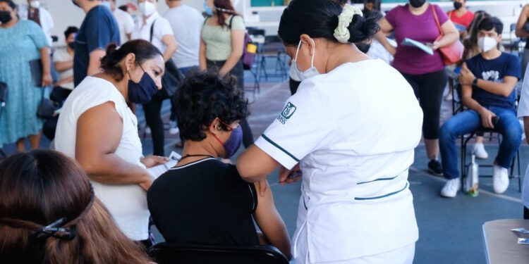 Vacunan a jóvenes de 12 a 17 años con comorbilidades en Edomex