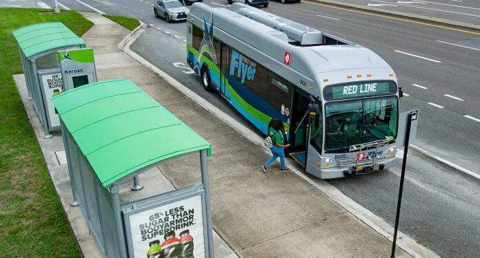 Viajes gratis en buses para estudiantes en Condado de Duval