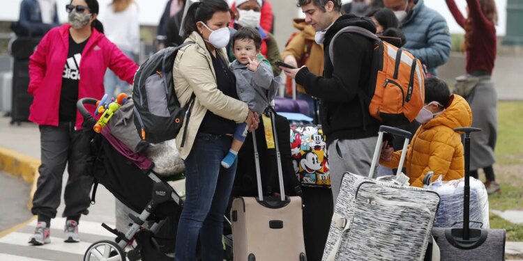 Viajes interprovinciales: mayores de 18 estarán obligados a presentar carné de vacunación