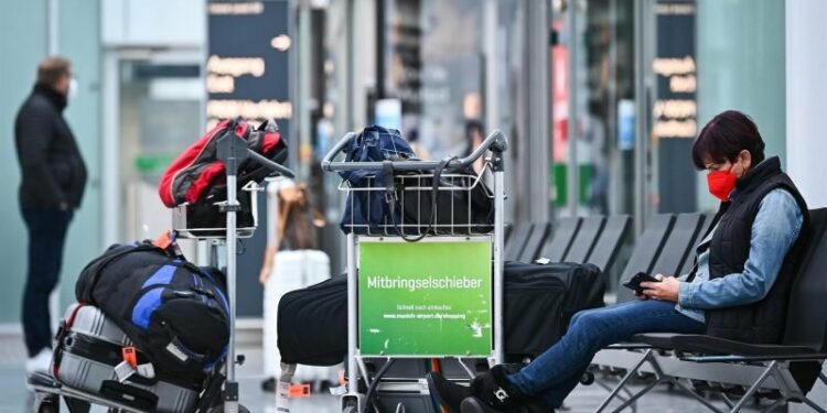 Vuelos cancelados y pospuestos. Ómicron frustra los viajes internacionales
